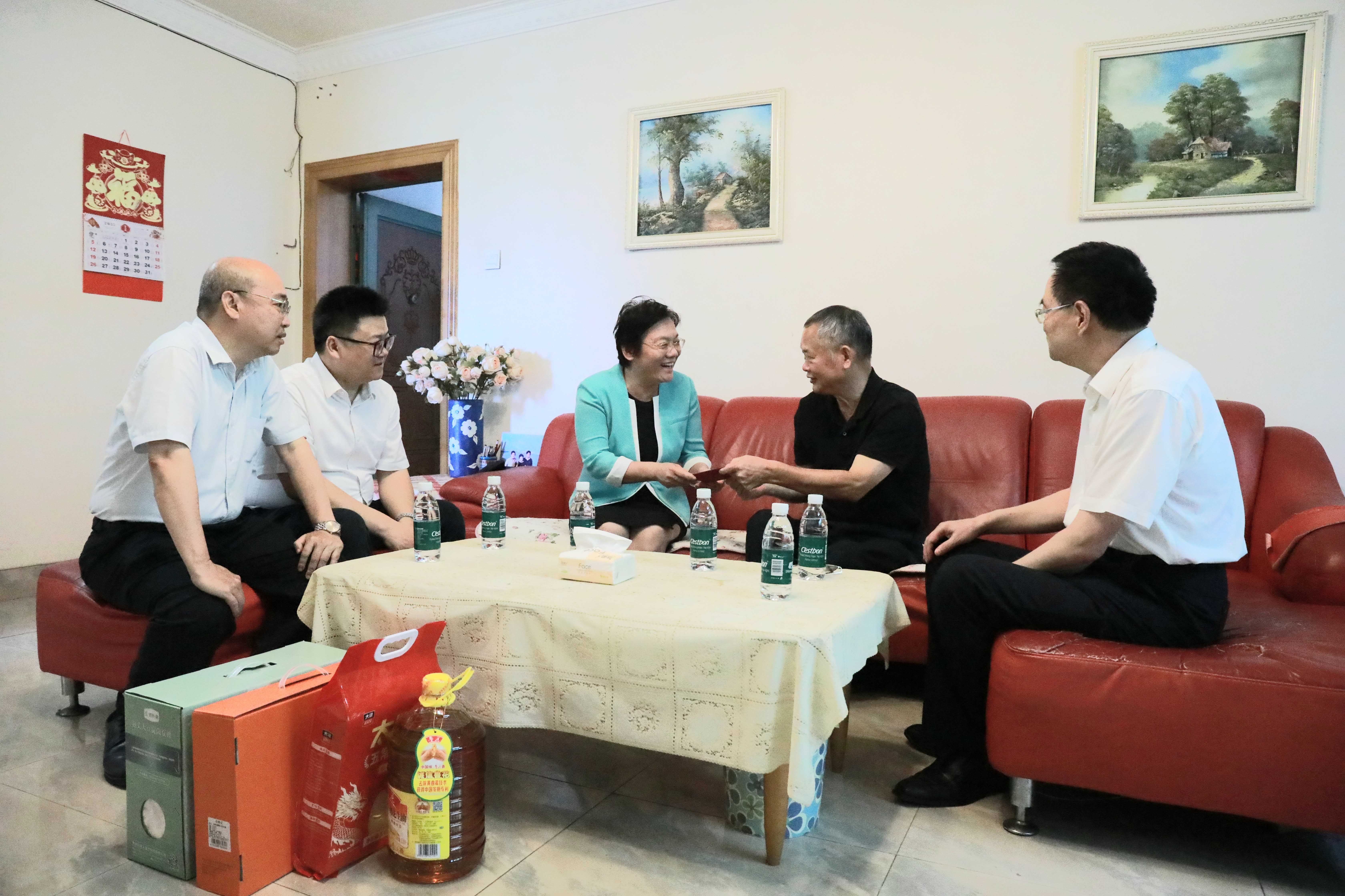 图为慰问现场图片